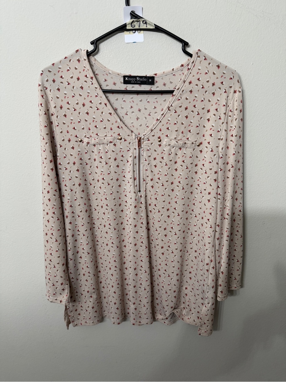 Women's Knapp Studio Cream Long-Sleeve V-Neck Top with Red Print Size Medium
